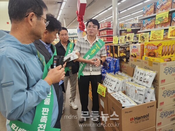 순천시 농특산물 수출업체 관계자들이 미국 LA 시온마켓 판촉 행사장에서 농가공식품을 적극 홍보하고 있다./순천시 제공