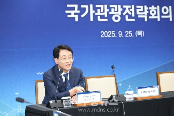 강진원 강진군수가 국무총리 주재 관광전략회의에서 전국 최초 ‘반값여행’ 정책 성과를 발표하고 있다. /강진군 제공