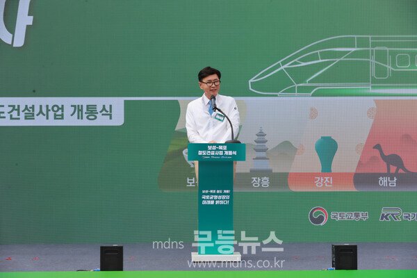 보성군, 남해선 개통으로 남해안 관광의 중심지로 도약_ 26일 신보성역에서 ‘보성~목포 철도건설사업 개통식’에서 김철우 보성군수가 축사를 하고 있다.