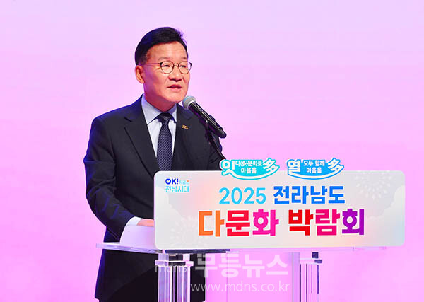 27일 화순에서 열린 2025 전라남도 다문화 박람회,  / 기념사를 하고 있는 ㄹ강위원 경제부지사 (사진촬영 / 조경륜)