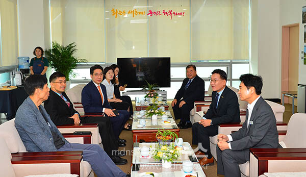 27일 화순에서 열린 2025 전라남도 다문화 박람회 개회 전 환담  (사진촬영 / 조경륜)