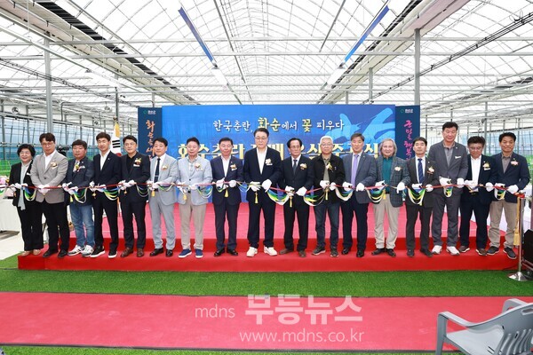 화순춘란 재배 온실 준공식에서 구복규 화순군수와 주요 인사들의 테이프 커팅식 모습/화순군 제공