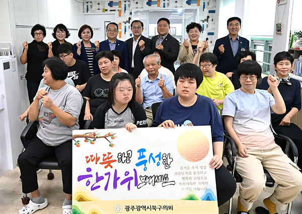 위문품 전달 후 기념촬영 (북구의회 제공)