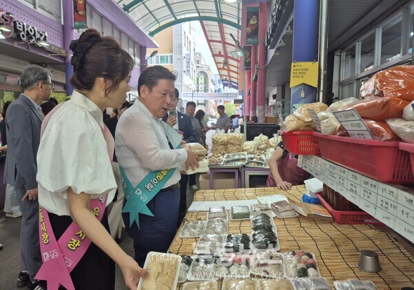 김병내 남구청장이 관내 한가위 봉선시장 장보기 행사를 하고있다./남구청 제공