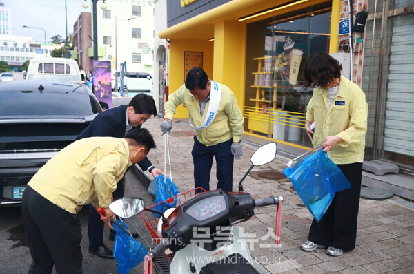 관내 청결 활동을 펼치고 있는 군 관계자들/곡성군 제공