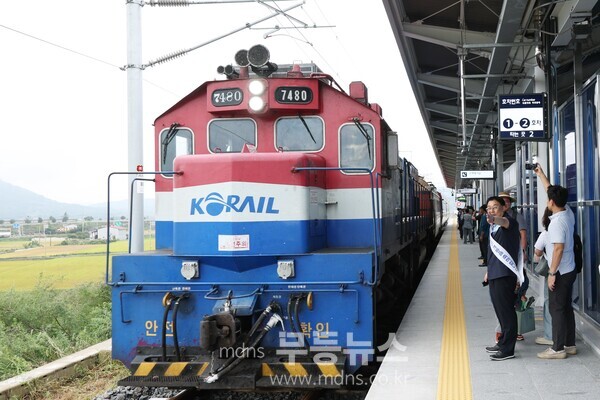 27일 첫 개통한 목포보성선 기차가 강진역 플랫폼으로 들어왔다.