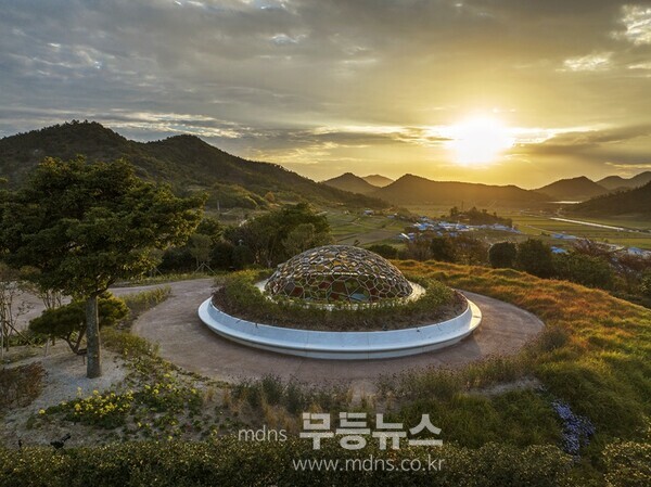 올라퍼 엘리아슨 ‘숨결의 지구’ 전경/신안군 제공