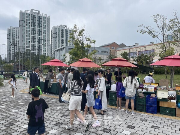 27일 개최한 무안 로컬푸드 직거래장터 현장/무안군 제공