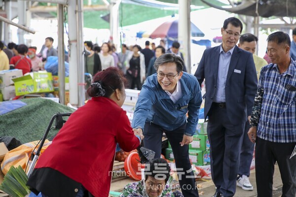 우승희 영암군수 전통시장 장바구니 물가동향 점검/영암군 제공