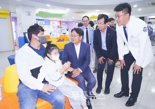 강기정 광주광역시장이 2024년 5월29일 광산구 광주센트럴병원에서 열린 ‘광주광역시 달빛어린이병원 개소식’에 참석해  환자와 대화하고 있다. /광주광역시 제공