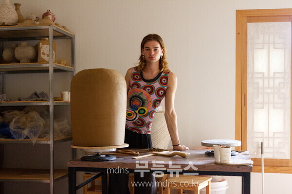 . 분청, 세계를 품다… 고흥에서 이어지는 국제 예술가들의 대화 -분청문화박물관 내 세심헌에서 작업 중인 아델라이드 르노./고흥군 제공