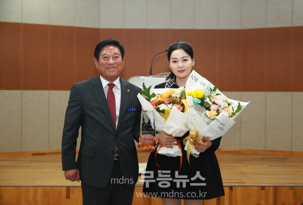 홍보대사 위촉식(좌측부터 조상래 곡성군수, 가수 나영)/곡성군 제공