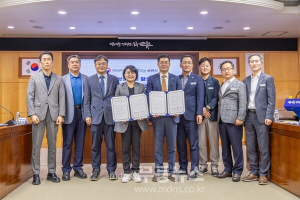지난 30일 순천시청 소회의실에서 국민권익위원회와 순천시 관계자들이 지방살리기 상생 자매결연 업무협약을 체결하고 기념사진을 촬영하고 있다 (좌측에서 네번째 조소영 국민권익위원회 사무처장, 다섯번째 정광현 순천부시장)/순천시 제공