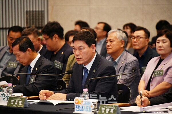 정철원 담양군수가  전남도 정책비전투어서 미래 비전 논의에 참석해 발언하고 있다./담양군 제공