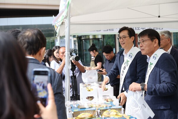 우승희 영암군수_영암군 국회 무화과 배 멜론 직거래행사에 참여/영암군 제공