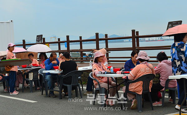 2025 남도국제미식산업박람회 /  주문한 음식을 야외 식탁에 풍미(사진촬영 / 조경륜)