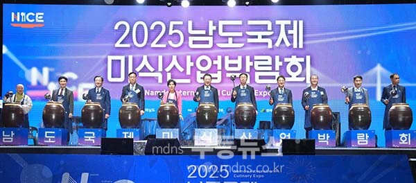 김영록 전라남도지사가 2일 목포문화예술회관 일원에서 열린 ‘2025 남도국제미식산업박람회 개막식’에 참석해 주요내빈들과 장 나눔 퍼포먼스를 하고 있다. (전남도 제공)
