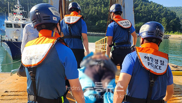 인명구조활동을 전개하고 있는 여수 해경 (여수해경 제공)