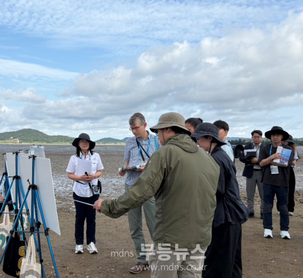26일부터 진행된 국제자연보전연맹 현장실사 모습 /무안군 제공