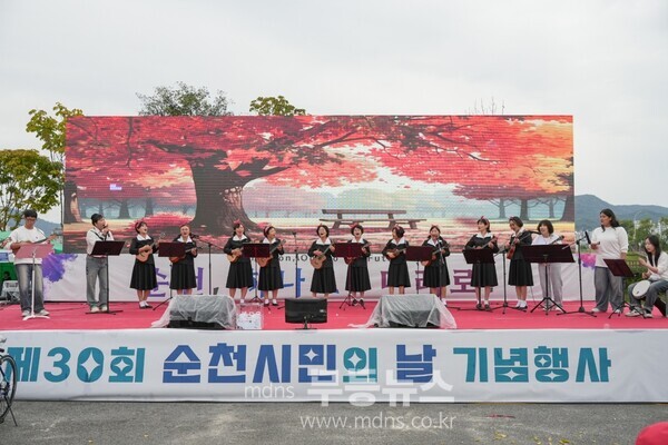 지난해 오천그린광장 인근에서 열린 제30회 순천시민의 날기 기념행사에서는 시민화합을 위한 읍면동 장기자랑이 펼쳐졌다./순천시 제공