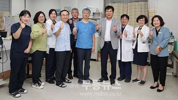 2일 함평성심병원 위문한 이상익 군수가 관계직원글과 기념촬영을 하고 있다. (오른쪽 네번째 이상익 함평군수/ 함평군 제공)