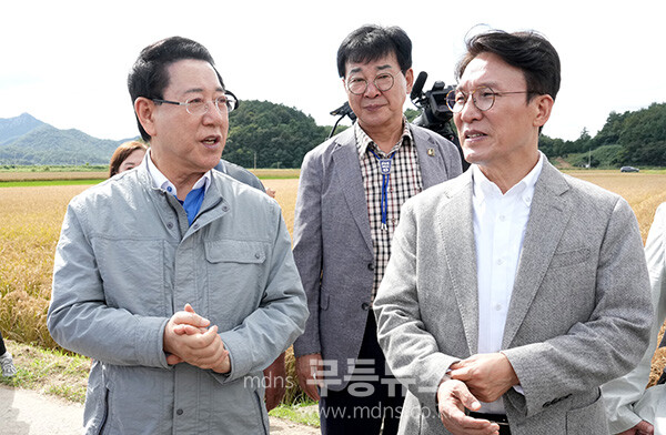 김민석 국무총리와 김영록 전라남도지사가 7일 오후 벼 깨씨무늬병 피해지역 현장인 장흥군 안양면 해창리 일원을 방문, 피해 현황을 살펴보고 있다. (전남도 제공)