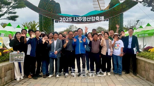 윤병태 시장(가운데)이 ‘2025 나주영산강축제’ 개막을 하루 앞두고 관계 공직자들과 현장 최종 점검에 나섰다. (나주시 제공)