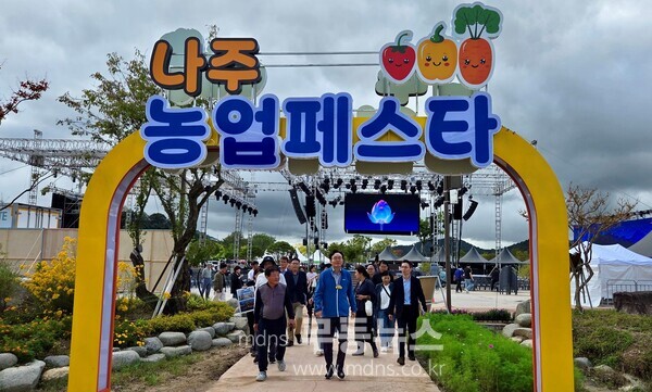 윤병태 시장이 ‘2025 나주영산강축제’와 함께 진행되는 ‘나주농업페스타’ 현장을 둘러보고 막바지 축제 준비 현황 점검을 하는 모습. (사진제공-나주시)