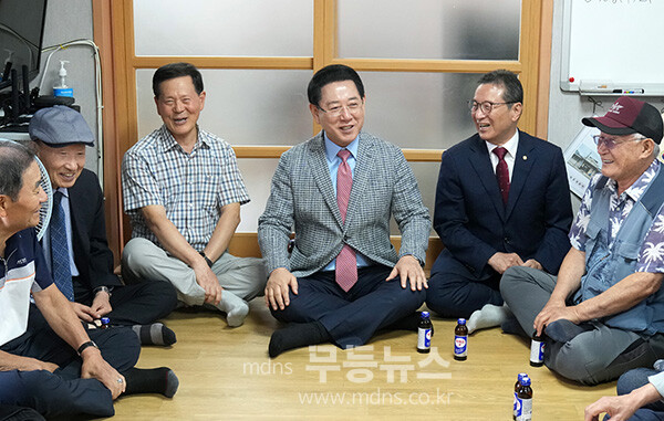 김영록 전라남도지사가 8일 추석 명절을 맞아 목포 청호경로당을 방문해 경로당을 이용하는 어르신의 안부를 직접 살피고 애로 사항을 청취하고 있다. (전남도 제공)