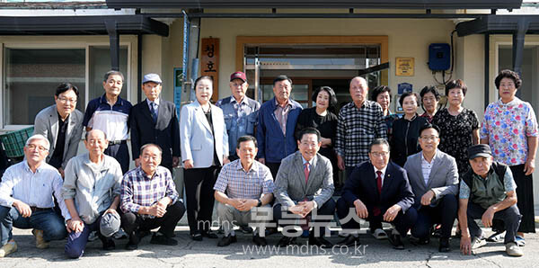 김영록 전라남도지사가 8일 추석 명절을 맞아 목포 청호경로당을 방문해 경로당을 이용하는 어르신의 안부를 직접 살피고 애로 사항을 청취하고 있다. (전남도 제공)
