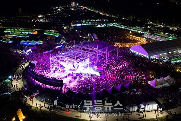 개막 축하공연이 펼쳐지고 있는 영산강정원 드론 야경.