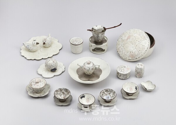 고흥군, 제8회 고흥분청사기 전국 공모전 수상 결과 발표 - 대상 수상작품 황선회 작가의 『매화 만개 꽃피우는 집』/고흥군 제공