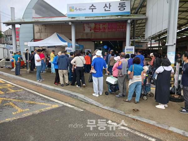 지난 4일 진행된 환급 행사를 찾은 무안전통시장 이용객들/무안군 제공