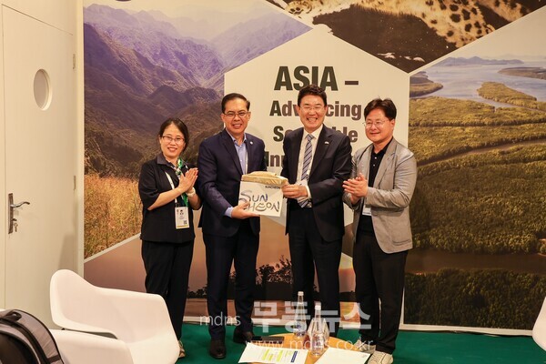 지난 9일 아랍에미리트 아부다비에서 스튜어트 매기니스(Stewart Maginnis) IUCN 부사무총장이 노관규 순천시장에게 IUCN 가입증서를 전달하고 있다./순천시 제공