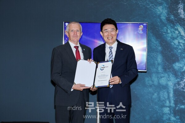 지난 9일 아랍에미리트 아부다비에서 노관규 순천시장이 딘도 캄필란(Dindo Campilan) IUCN 아시아지역책임자와 양자회담을 갖고 기념사진을 촬영하고 있다.