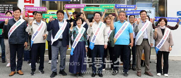 강진원 강진군수가 지역경제 활성화를 위해 강진읍 상가를 돌며 소상공인들의 애로사항을 듣고 직접 상품을 구매했다. /강진군 제공