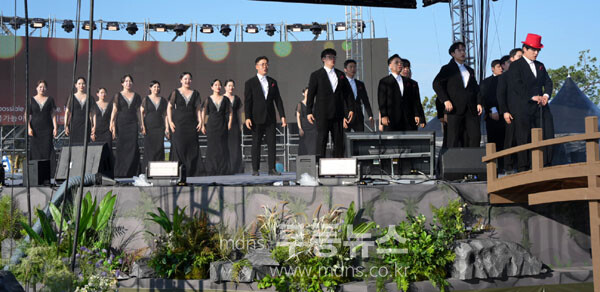 나주시립합창단이 주무대에 올라 ‘뮤지컬&라틴삼바’ 공연을 선보이며 관객들에게 환상의 하모니를 선사했다. (나주시제공)