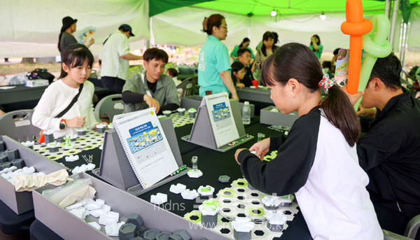 ‘2025 나주영산강축제’ 상시 운영하는 보드게임존이 가족 단위 관람객에게 큰 인기를 얻고 있다