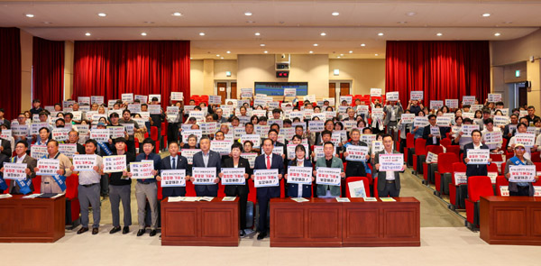 최근 고속철도, 국가계획 반영을 위한, 범군민 결의대회를 개최한 진도군 (진도군 제공)