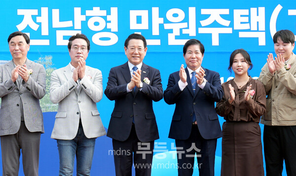 김영록 전라남도지사가 13일 고흥읍 성촌리 전남형 만원주택 사업부지에서 열린 ‘전남형 만원주택’ 기공식에서 주요내빈들과 기념촬영을 하고 있다.