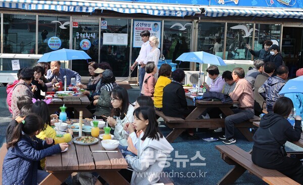 강진마량놀토수산시장을 찾은 관광객들의 모습/강진군 제공
