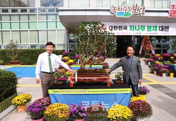 보성군, ‘제3회 대한민국 차나무 분재대전’ · ‘2025년 전라남도 우수분재 대전’ 동시 개최_‘제2회 대한민국 차나무 분재대전’금상 작품(왼쪽_보성군수 김철우, 오른쪽_차나무분재협회장 임봉현)
