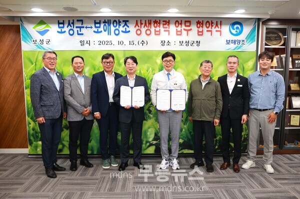 보성군–보해양조, 업무협약 체결 ‘보성녹차 잎새주’로 상생의 잔을 들다!_보성군과 보해양조㈜가 보성 차 산업 발전 및 상생협력을 위한 업무협약(MOU)을 체결했다_(왼쪽에서 네번째_조영석 보해양조(주) 대표, 오른쪽_김철우 보성군수)