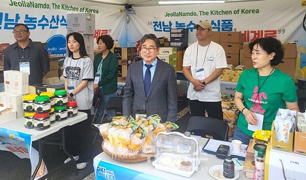 강상구 나주시 부시장(오른쪽 세 번째)이 ‘LPGA BMW 레이디스 챔피언십’ 현장에서 나주배 홍보를 함께하고 있다. (사진 제공-나주시)