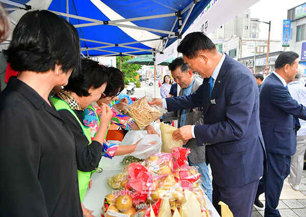 장성군청에서 열린 사랑의 나눔 알뜰 매장, 아나바다 행사  (장성군 제공)