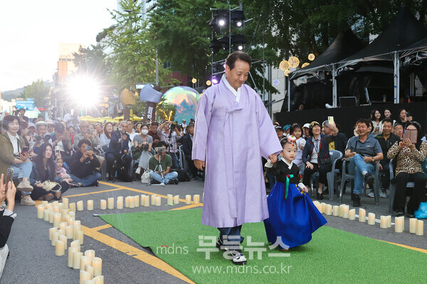 한복 패션쇼에 참여중인 임택 동구청장