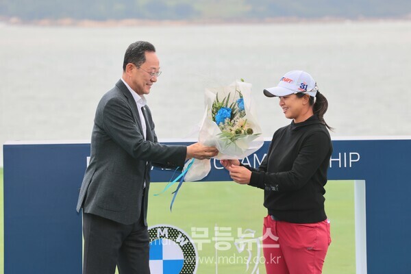 19-LPGA대회 시상식(명현관 군수, 김세영 선수) 