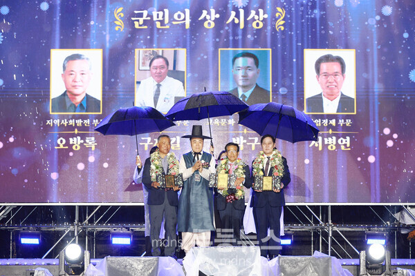 제44회 화순군민의 날 기념식에서 군민의 상 수상자들(좌측 두 번째 구복규 군수를 중심으로 왼쪽 오방록 전 군의원, 오른쪽으로 서병연 주민자치위원장, 구제길 세종요양병원장)/화순군 제공