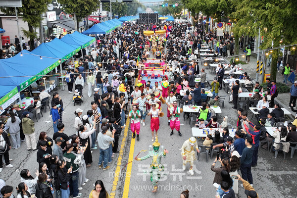 지난 18일 월곡 목련로 일대에서 열린 2025 광산세계야시장퍼레이드 모습.