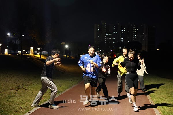 장성군이 올해 황룡강 가을꽃축제에서 야심차게 선보인 ‘J(제이)-라이트 런 (장성군 제공)